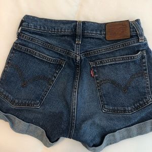 LEVIS HIGH WAIST SHORTS